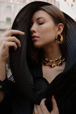 Misho Glittering Gold Chunky Chain Choker